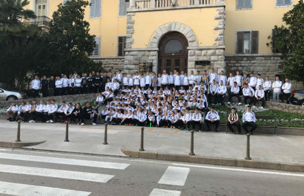 Okupljanje nogometaša ispred gradske vijećnice